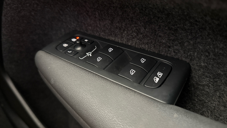 Volvo XC40 2.0 B4P Ultra Dark 5dr Auto Petrol Estate